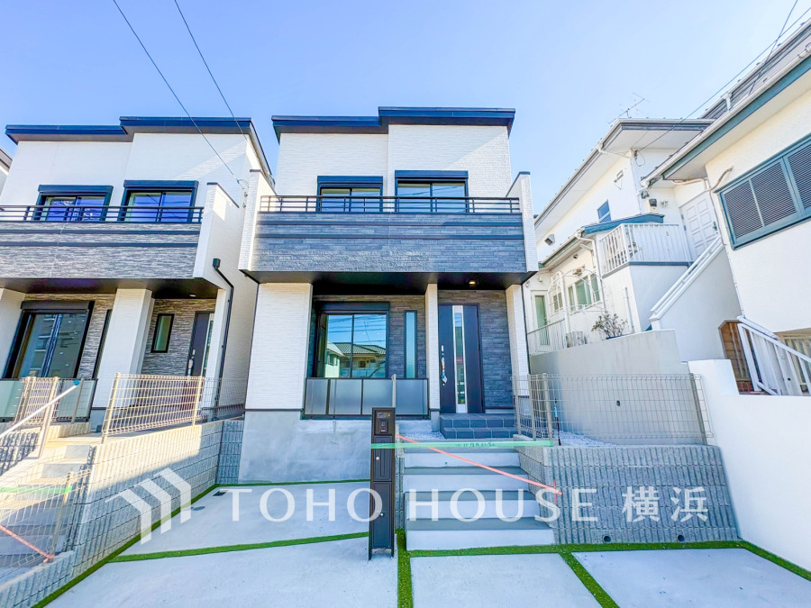 堂々たる趣ながら、主張し過ぎずどこか余裕を感じさせるシャープなフォルムで佇む邸宅は、晴天の空と照らし合わせる事で、本来あるべき完成形の姿を見せてくれます。