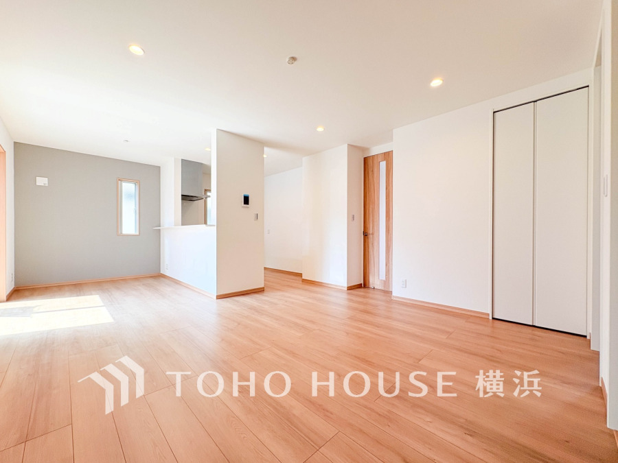 明るく開放的な空間が広がるLDK。室内には豊かな陽光が注ぎ込み、爽やかな住空間を演出。
