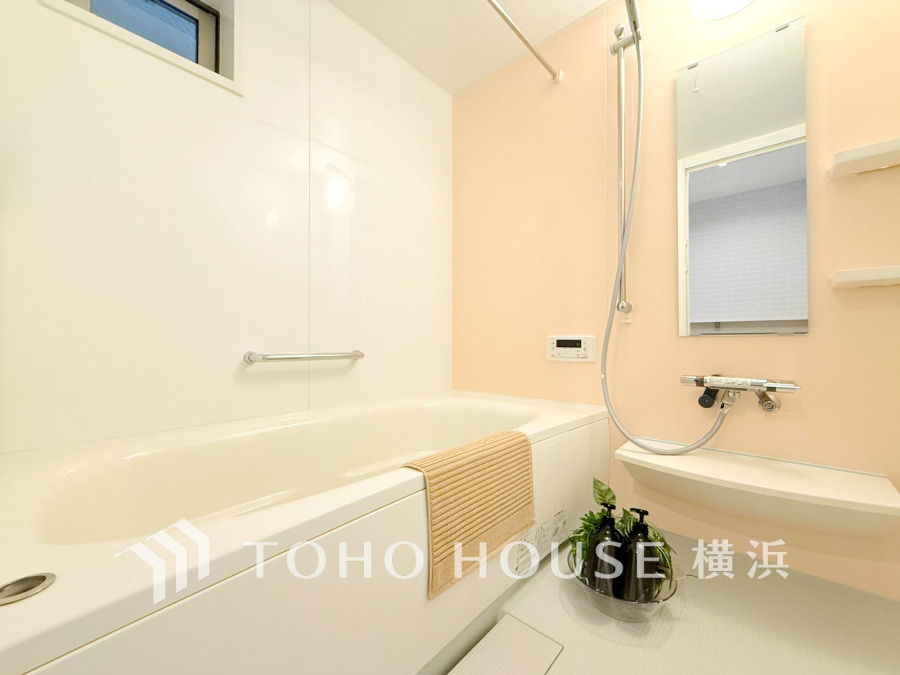 上質が感じられる質感とカラーリングで、清潔な空間美を実現。一日の疲れが癒される優雅なバスタイムを堪能できるゆとりあるバスルームです。