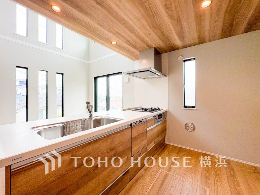 温かみあるキッチンは、開放的な窓から自然光が差し込み明るく快適な調理空間を実現します。