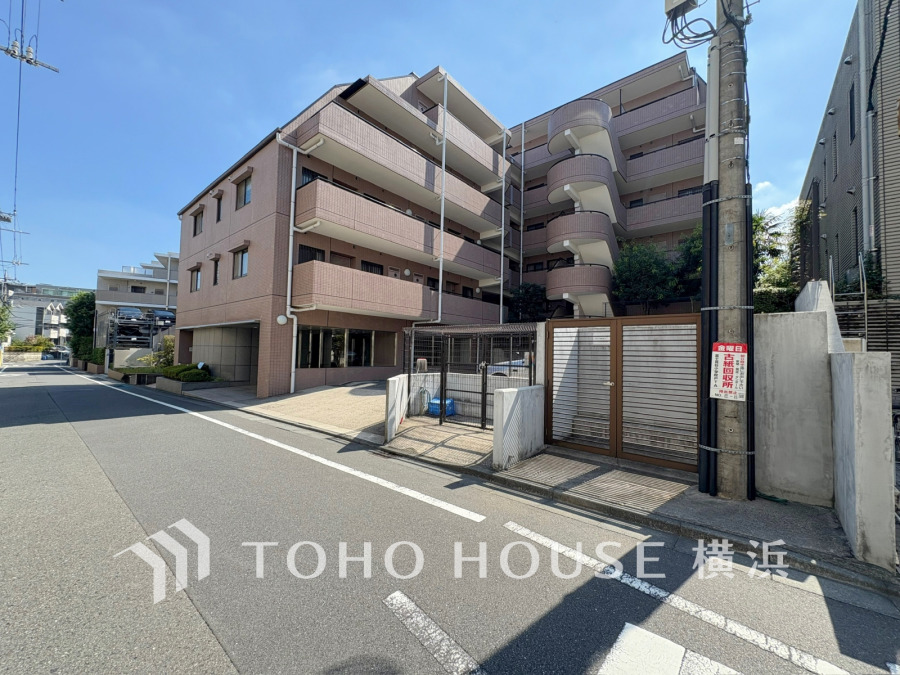 穏やかな風と陽光を導き、プライバシーに配慮された設計プランを採用し、居住性を一段と心地よいものにしています。周辺環境とのコラボレーションにより明るく開放的な空間を演出。