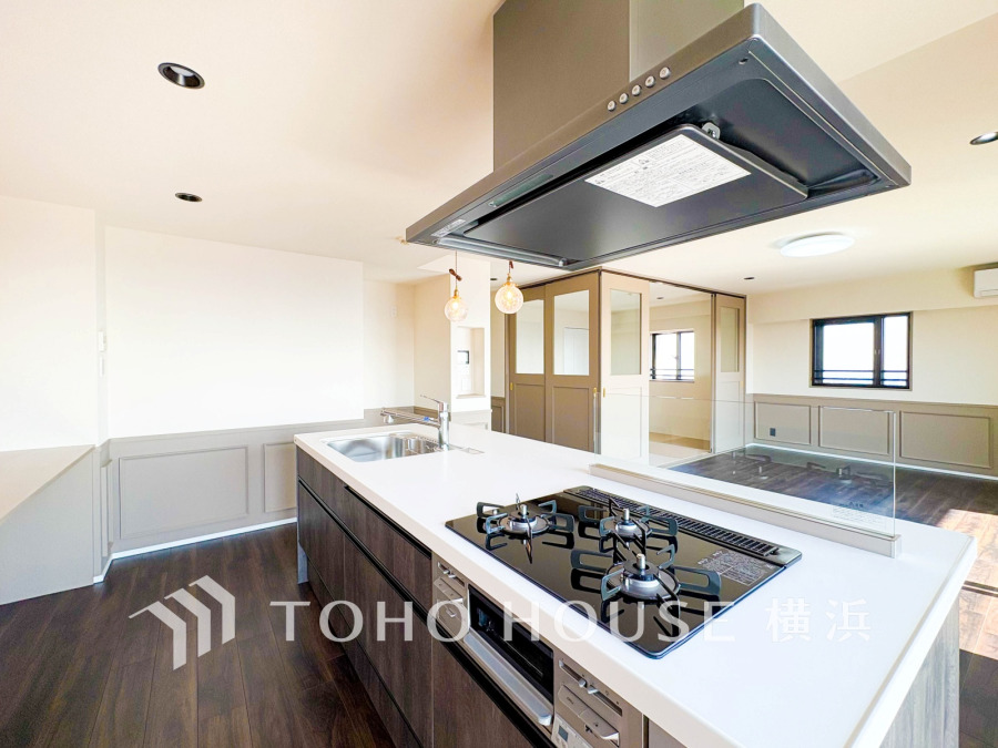 開放感のある対面キッチンで、家族との会話を楽しみながら料理ができる快適な空間です。