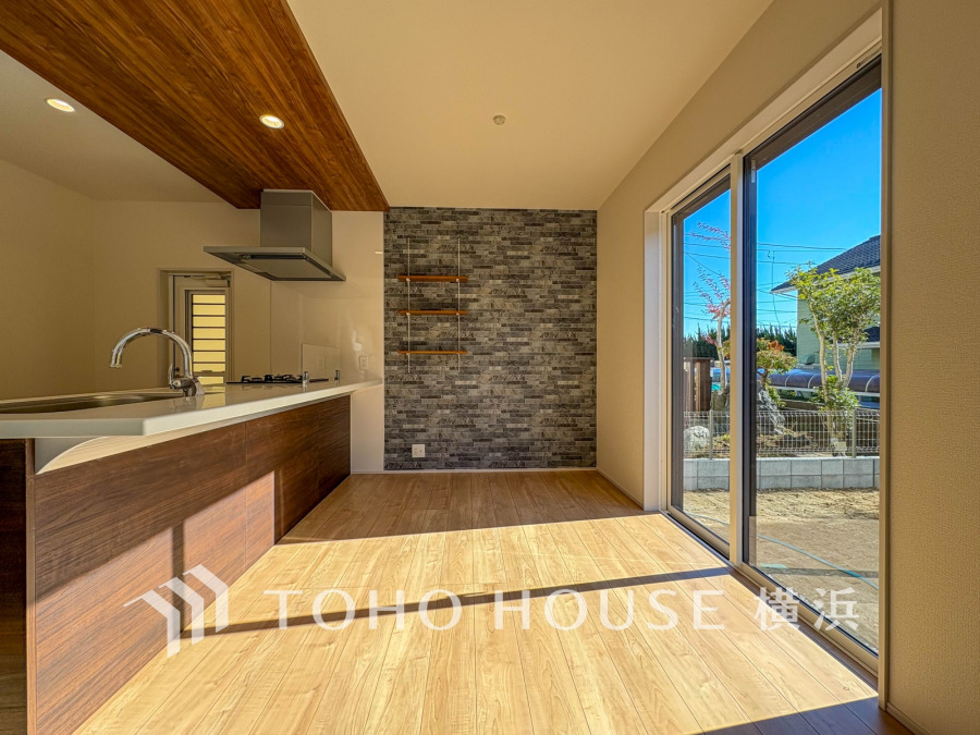 アクセントクロスがモダンな印象。美しい空間を演出しております。ご家族みんなで集まってもゆとりのある広さ20帖超の広々リビングはみんなの自慢のスペースに。