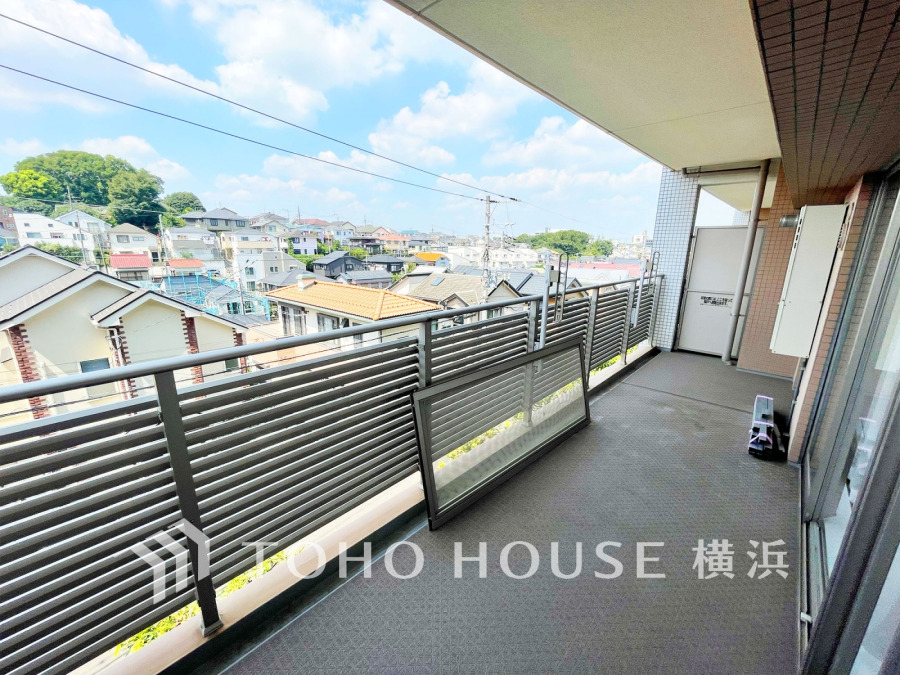 暮らしの中で光と風を演出してくれるバルコニー、見事なまでの開放的な空間を演出しながら、プライベート性も確保された空間は我が家の自慢。