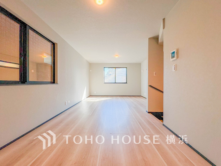 家族みんなが爽やかに健やかに過ごせるように、溢れる光をたっぷり取り込んだリビングダイニング。集いの場、憩いの場としての快適性を求めたやすらぎの空間です。