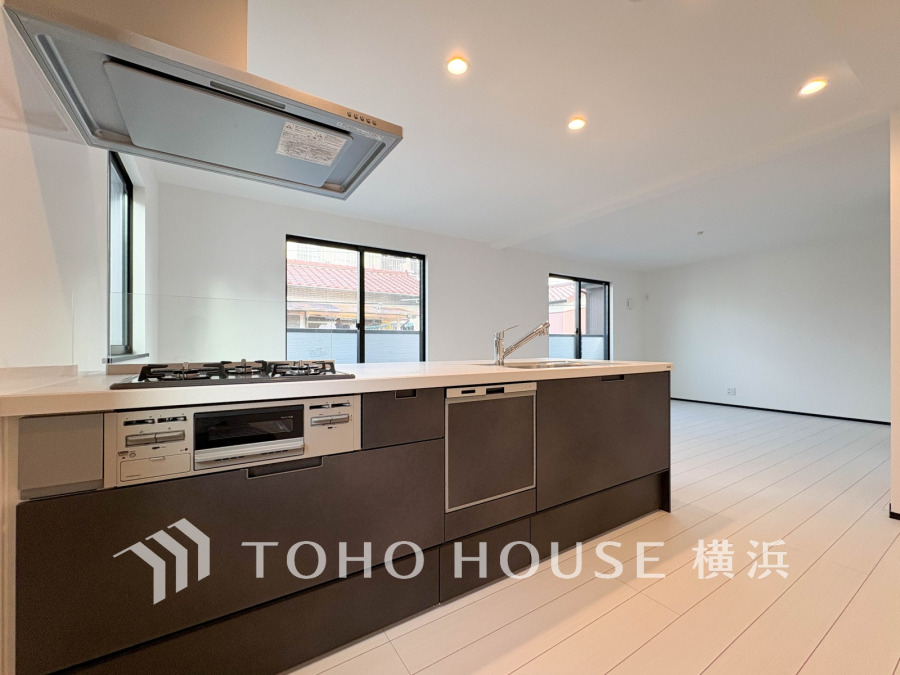 スタイリッシュな対面キッチンを採用。キッチンからリビングが見渡せるので、お子様を安心して遊ばせながら家事ができますね!リビング学習をするお子様にも声がかけやすい自然な距離感です