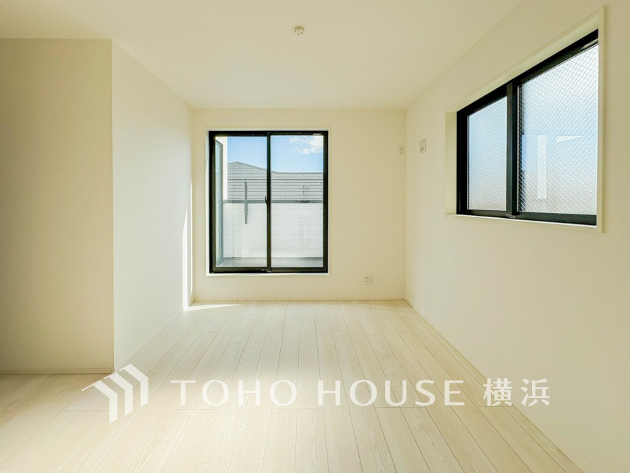 大きな窓からたっぷりと陽光が注がれる明るい空間。家族の成長に対応できる永住仕様の間取り。時を忘れて過ごす場所として過ごせるお部屋。