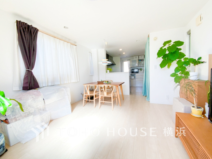 明るい光が差し込むナチュラルなリビングダイニング。シンプルで開放感あふれる空間です。