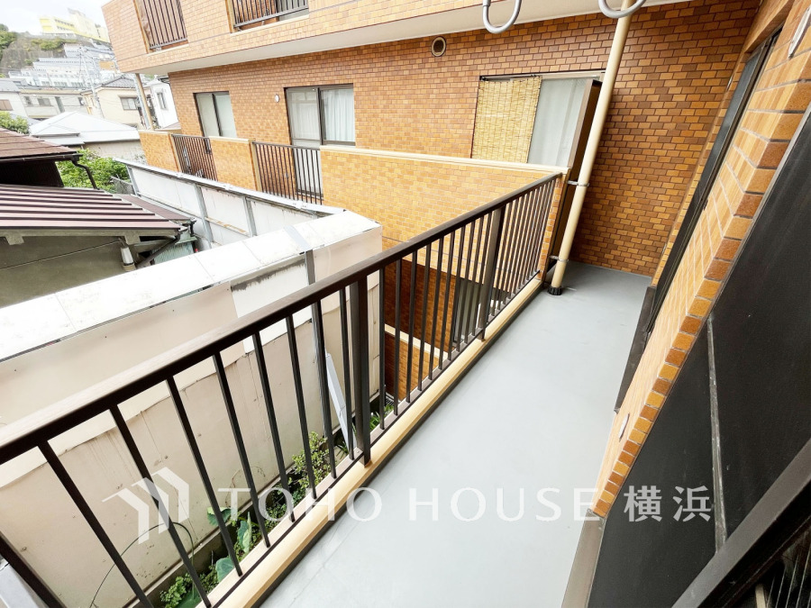 暮らしの中で光と風を演出してくれるバルコニー、見事なまでの開放的な空間を演出しながら、プライベート性も確保された空間は我が家の自慢。