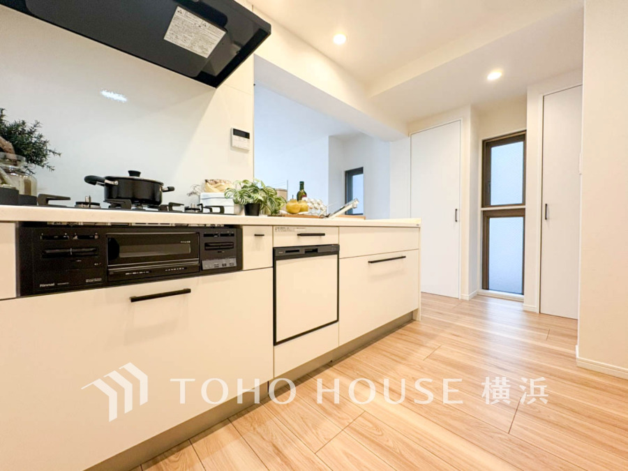 プライベートスペースを彩るインテリアとしての美と、快適な日常を支える機能性と強さがひとつになったキッチンです。開放的な対面カウンターキッチンはリビングと一体感のある空間。