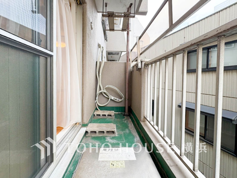 暮らしの中で光と風を演出してくれるバルコニー、見事なまでの開放的な空間を演出しながら、プライベート性も確保された空間は我が家の自慢。