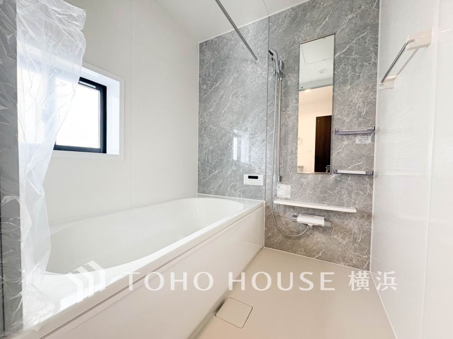 心地よいリラックスを叶える清潔感溢れる美しい空間。快適で機能的なバスルームです。
