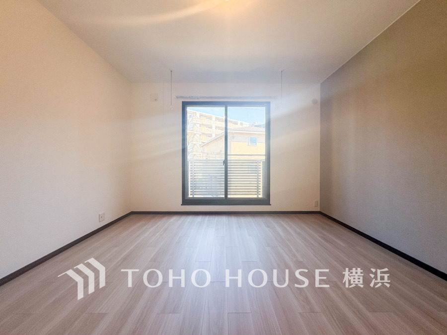 大きな窓からは快適な光を取り入れ、通気性能を上げる事で居心地の良い空間を演出します。多くの時間を過ごす住まいだからこそ、いつも快適な場所であるように心掛けています。