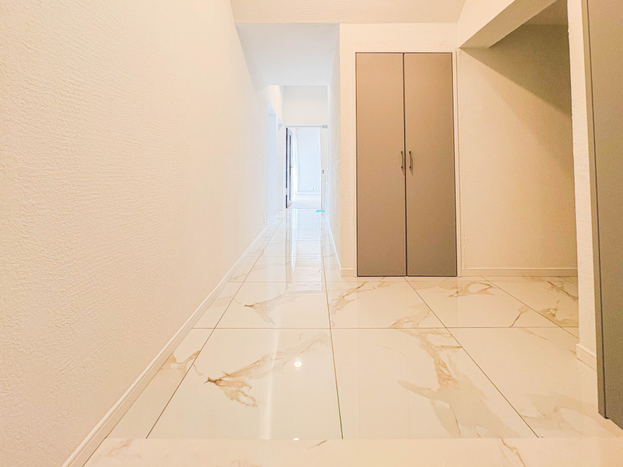 大理石調タイルが美しい広々とした玄関スペース。収納も充実しています。