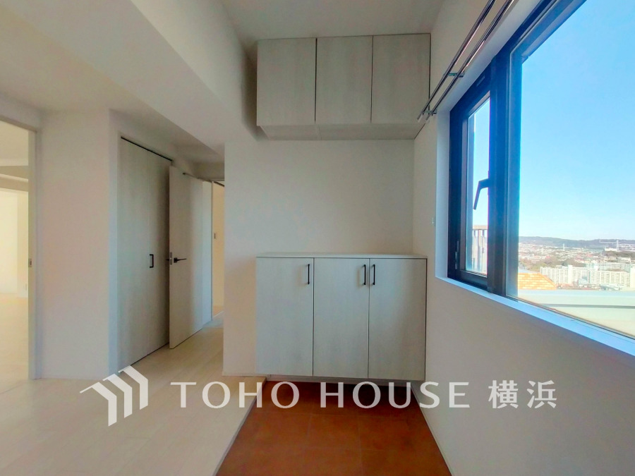 明るく広々とした玄関空間。開放的な眺望も楽しめます。