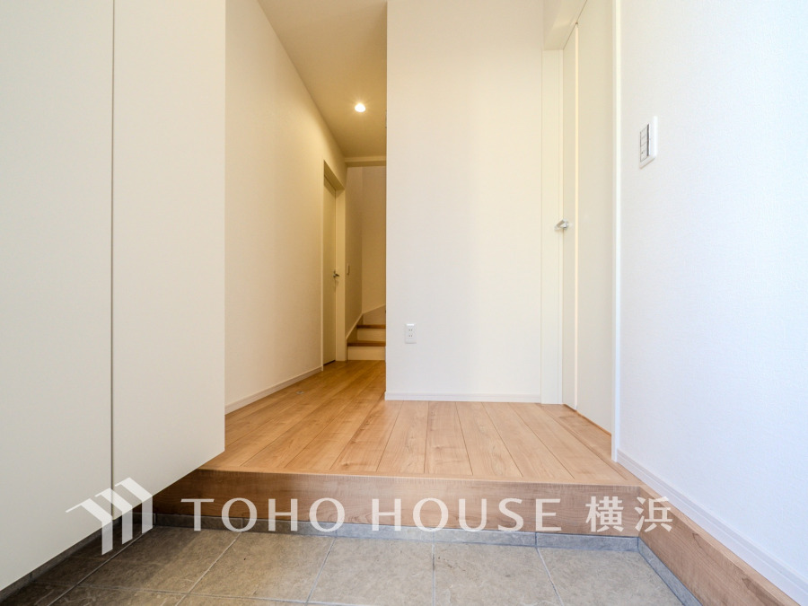 清潔感あふれる玄関ホール。広々とした空間で収納も充実し、家族や来客をあたたかく迎えます。