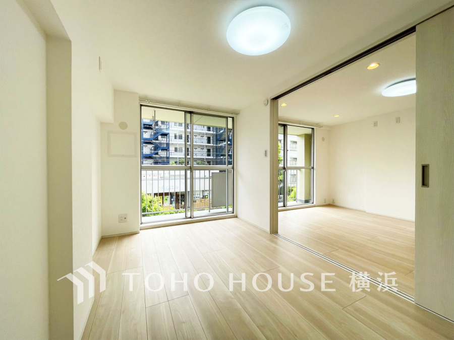 バルコニーに面した明るい洋室。穏やかな陽射しが、ゆったりとした寛ぎの時間を包みます。
