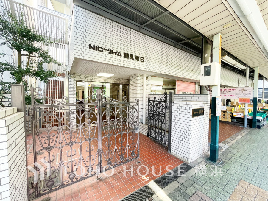 商店街に位置しており、日々のお買い物をはじめ、利便性に恵まれ、フットワークの軽やかな暮らしを楽しめそう。