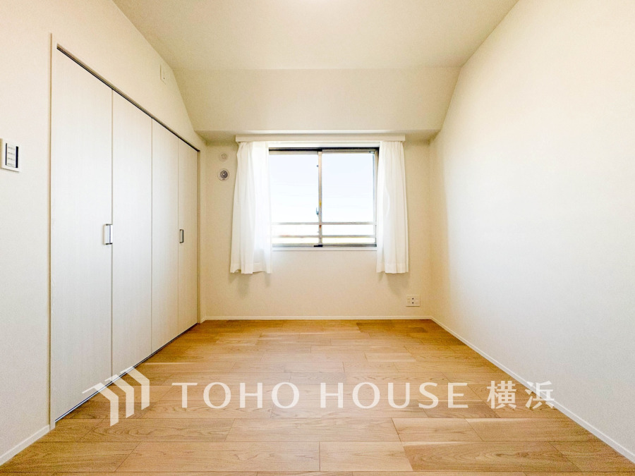 穏やかな風と陽光を導き、プライバシーに配慮された設計プランを採用し、居住性を一段と心地よいものにしています。明るく開放的な空間を演出しております。