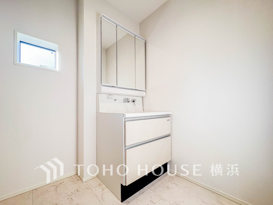 清潔感のあるプライベート空間は、身だしなみチェックや肌のお手入れに最適です。収納もあり、スッキリと見映えの良い空間に拵えました。時間に余裕とゆとりを持たせます。