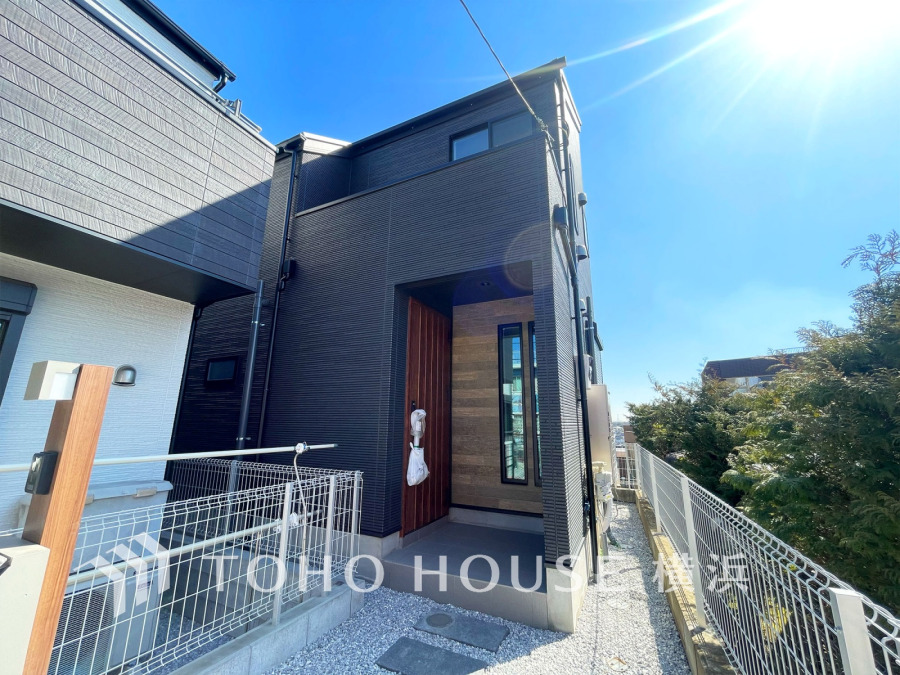 爽やかな青空の下に贅沢なほどに降り注ぐ陽光、豊かな居住性と、クオリティが見事に調和した住空間は、住まうことの喜びを感じさせてくれます。