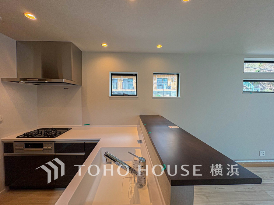 明るい自然光が差し込む、使いやすいL字型キッチン。カウンター越しに家族との会話も楽しめます。