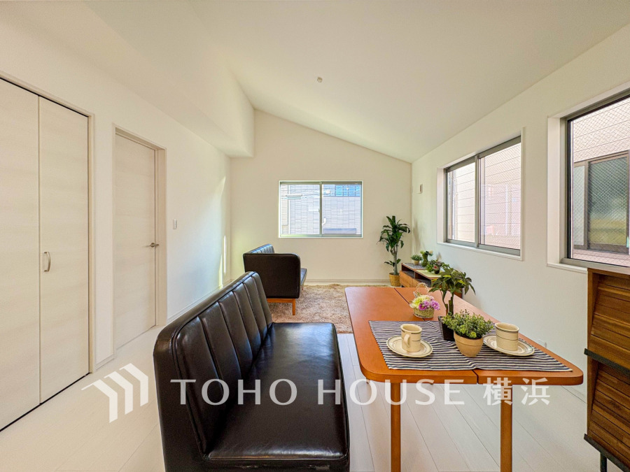 家族みんなが爽やかに健やかに過ごせるように、溢れる光をたっぷり取り込んだリビングダイニング。集いの場、憩いの場としての快適性を求めたやすらぎの空間です。