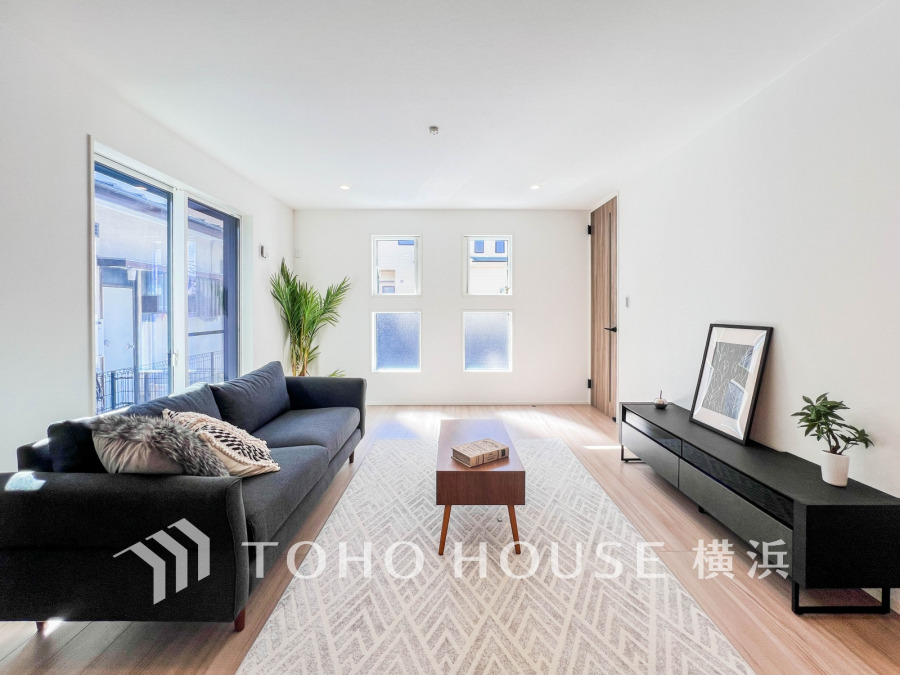 光と風が溢れる開放的なリビングダイニングには自然と家族みんなが集まってきます。明るく穏やかな空気の中で飲んだり、食べたり、笑ったり。