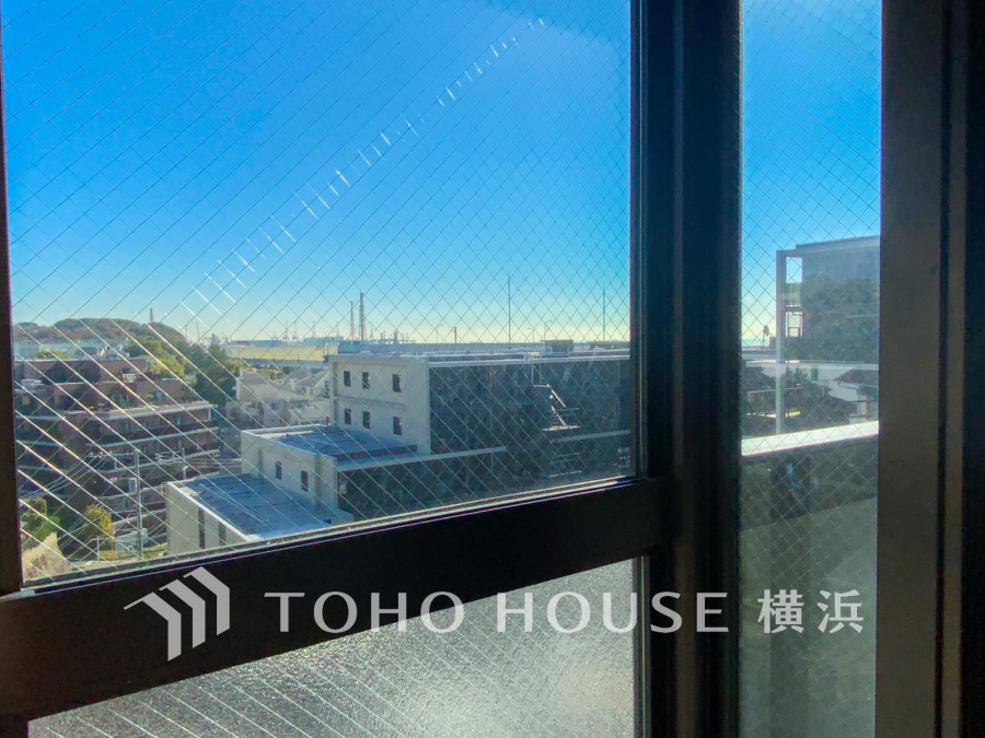 空気が澄んだ日には房総半島を望めます。お部屋にも爽やかな風と暖かく柔らかな日差しが差し込み、毎日の暮らしを豊かに彩ります。