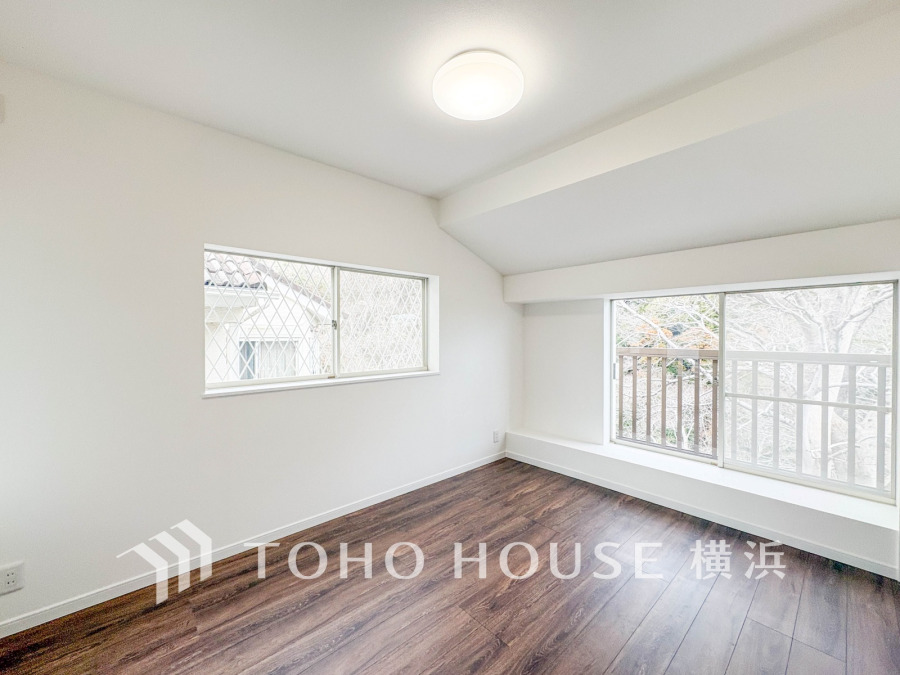 明るい自然光が差し込む、白を基調とした清潔感あふれる洋室。