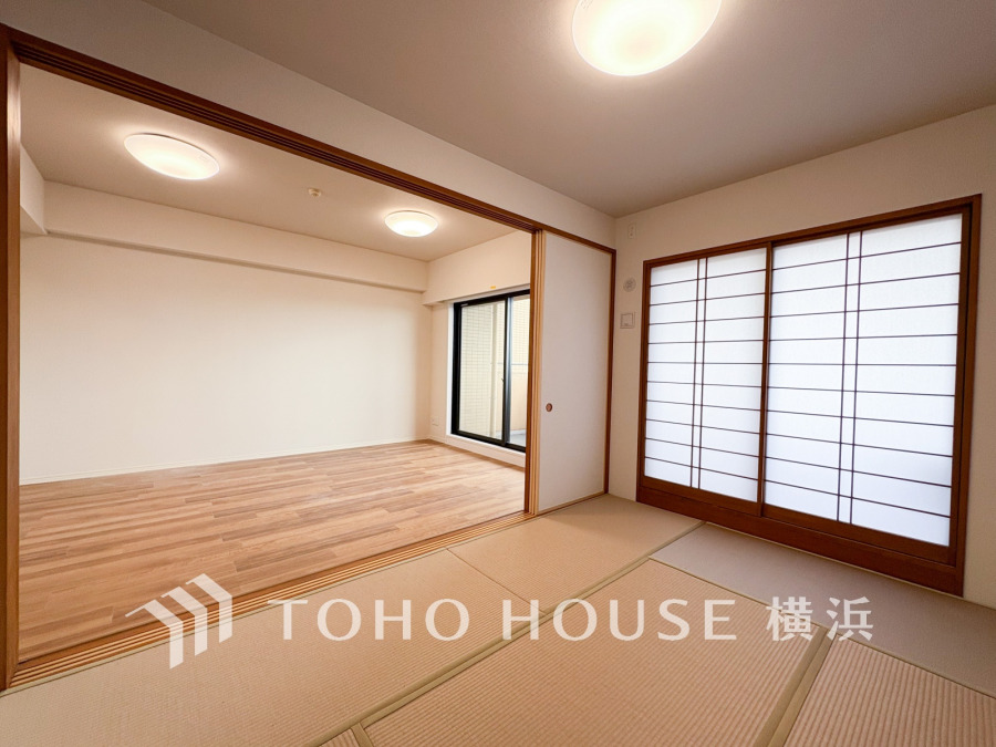 伝統的な日本情緒のある、温かみと落ち着きが感じられる和室です。来客時や一息つきたいときなどに利用できる用途多様な空間です。