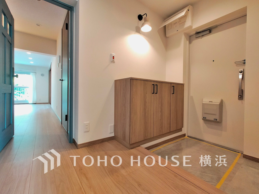 上質感漂う玄関と廊下。居住者の帰り、訪れる方を優しく迎える・安らぎに満ちた生活空間を予感させる。健やかな暮らしを楽しめることでしょう。