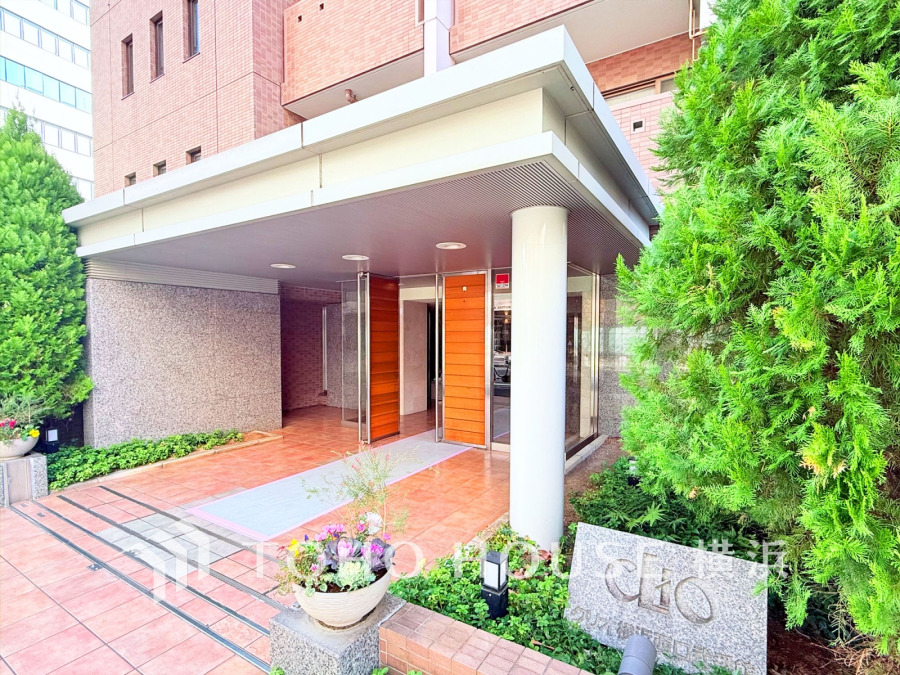 緑あふれるエントランスが迎える、上質で落ち着いた雰囲気のマンション入り口。