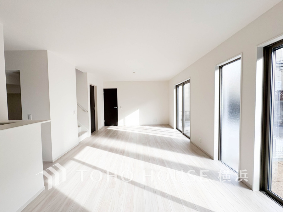 大きな窓から光が差し込む明るく開放的なリビング。シンプルな内装で自由にコーディネート可能です。