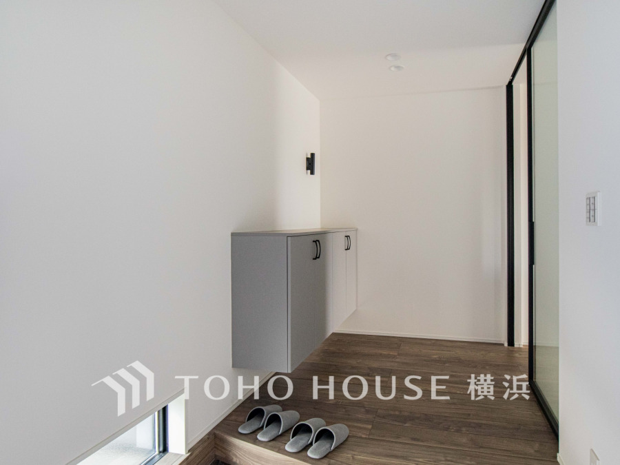 上質感漂う玄関と廊下。居住者の帰り、訪れる方を優しく迎える・安らぎに満ちた生活空間を予感させる。健やかな暮らしを楽しめることでしょう。