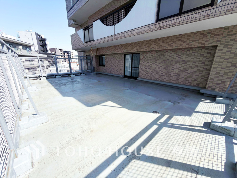 大空を感じてのびやかな時間を愉しめる、開放感溢れるルーフバルコニー。お天気の良い日には、アウトドアリビングとしてお使い頂くのも素敵です。