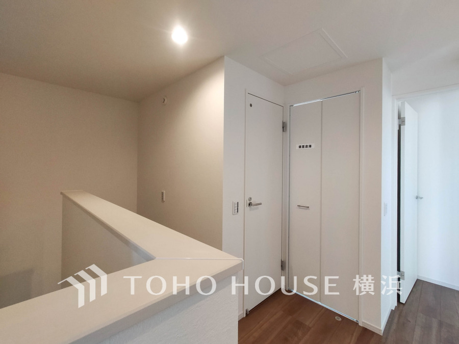 2階の踊り場には約3.3帖の備蓄倉庫付き。たっぷりの収納が叶います。