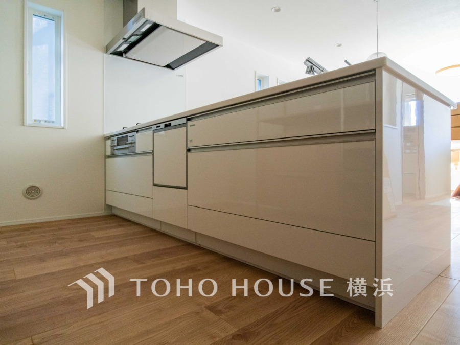 スタイリッシュなデザインと機能性を兼ね備えた、広々としたキッチン空間。収納力も抜群です。