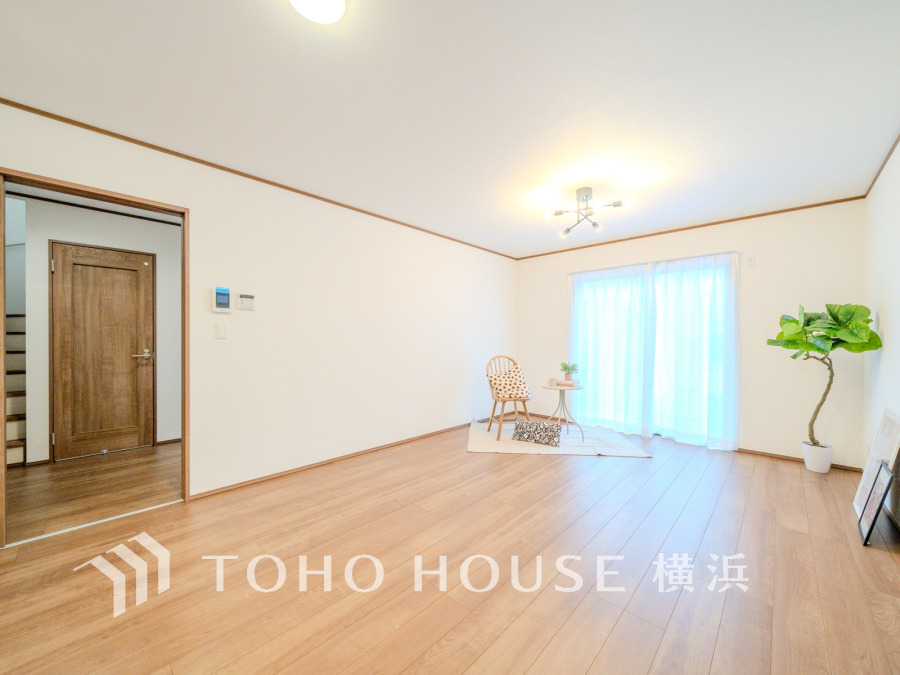 光と風があふれる開放的なリビングダイニングには自然と家族みんなが集まってきます。明るく穏やかな空気の中で飲んだり、食べたり、笑ったり。