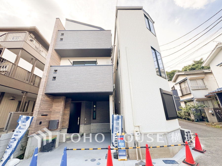 住む人を映し出す洗練された佇まいは、いつまでも輝き続けながらいつしか街の風景に溶け込んでいきます。（左手がA号棟です）