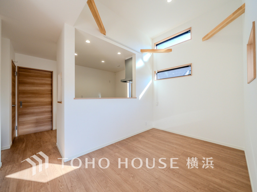 光と風があふれる開放的なリビングダイニングには自然と家族みんなが集まってきます。明るく穏やかな空気の中で飲んだり、食べたり、笑ったり。