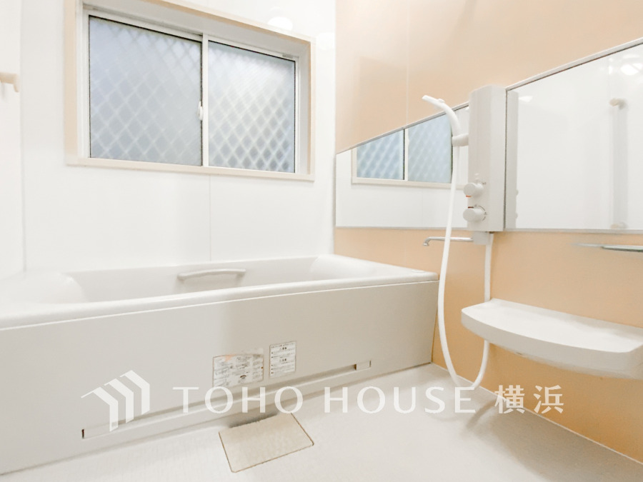 清潔感あふれる白を基調とした浴室は、窓からの自然光で明るく快適な空間を実現しています。