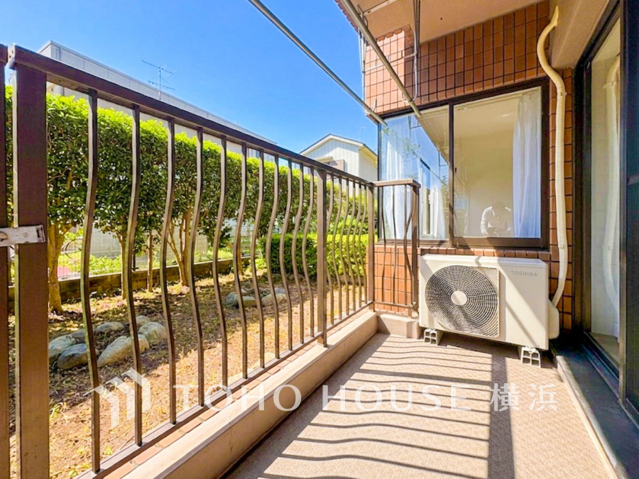 暮らしの中で光と風を演出してくれるバルコニー、見事なまでの開放的な空間を演出しながら、プライベート性も確保された空間は我が家の自慢です。