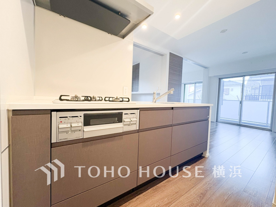 機能性とデザイン性を兼ね備えたシステムキッチン。リビングとの一体感も考慮され、美しい空間が実現。
