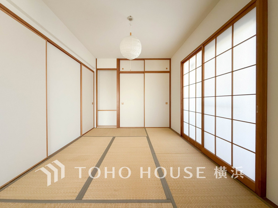 伝統的な日本情緒のある、温かみと落ち着きが感じられる和室です。来客時や一息つきたいときなどに利用できる用途多様な空間です。