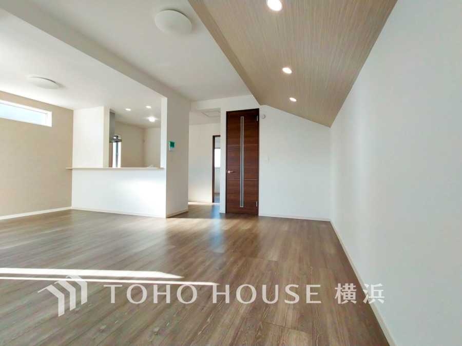 和やかで洗練された空間の演出。寛ぎとコミュニケーションを育む居心地のよい場所。やわらかな陽射しが降り注ぎ、室内に開放感と爽快感をもたらします。