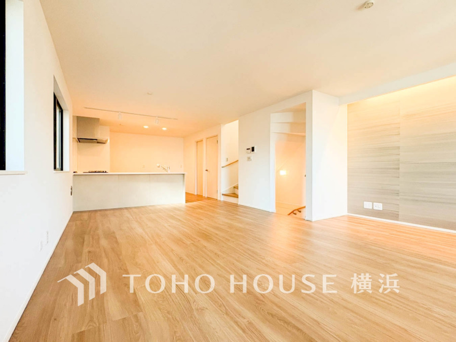 柔らかな色合いのフローリングと清潔感の溢れるクロスが明るい空間を創り出しているリビングダイニング。憩いの場に相応しく、ここで楽しむ家族の時間が絆をより深めてくれそうです。