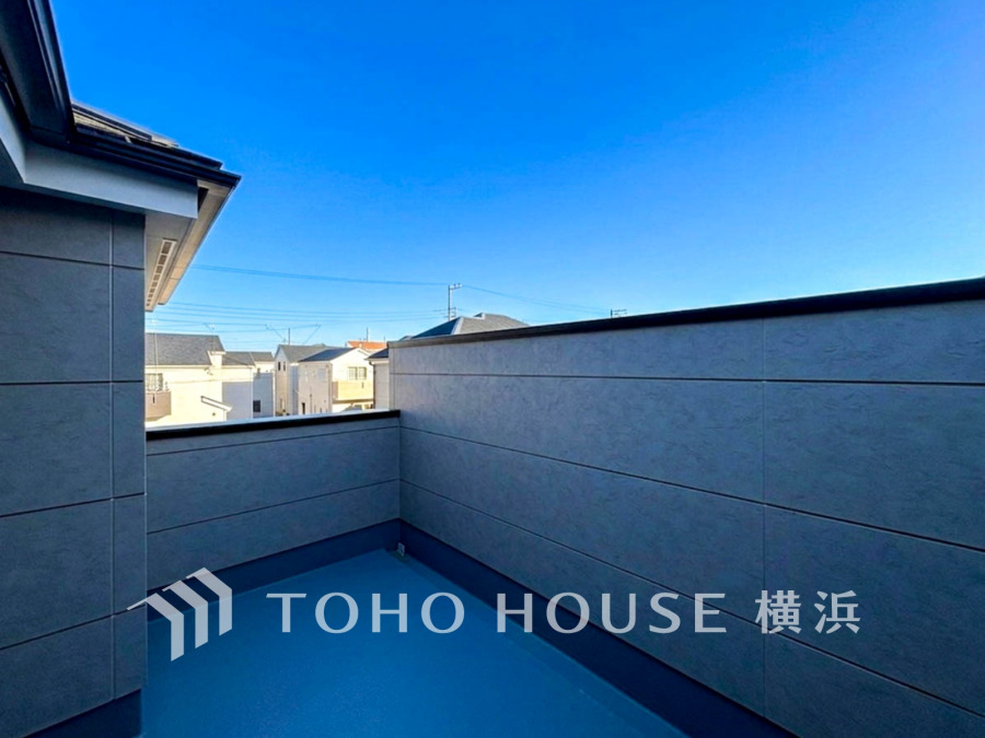 周囲の視線を気にせず寛げるプライベートバルコニー。青空が広がる開放的な空間です。