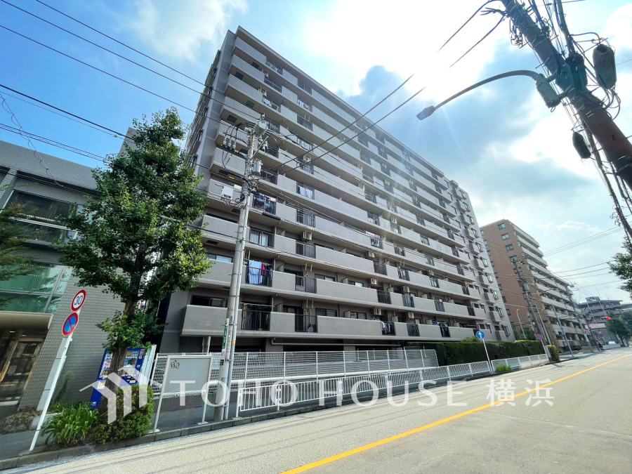 ふりそそぐ陽射しと開放的な空間形成。青空を背景に更なる美しさを醸す佇まい。暖かな陽光と爽やかな風がハーモニーを奏でる上質な空間を愉しむ暮らしがここにある。
