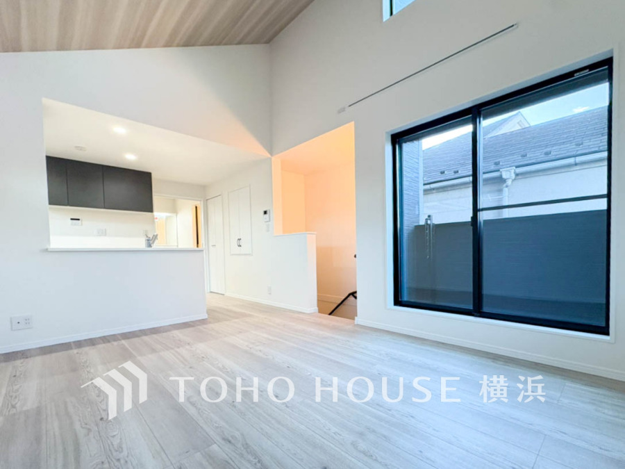 家族と過ごすひと時を溢れる光が優しく包み込むリビングダイニング。家族とともに、心穏やかに過ごすひととき。家族との時間、自分の時間を大切にできる空間がここにあります。